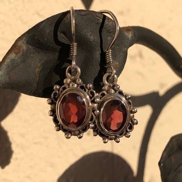 Sterling silver with garnet stone dangle earrings - Picture 4 of 4